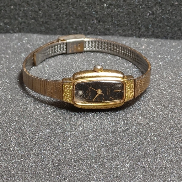 Vintage Waltham diamond quartz Ladies goldtone wristwatch Working New Battery sh - Picture 1 of 8